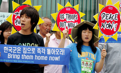Etel-Koreassa on osoitettu mielt panttivankien vapauttamiseksi.